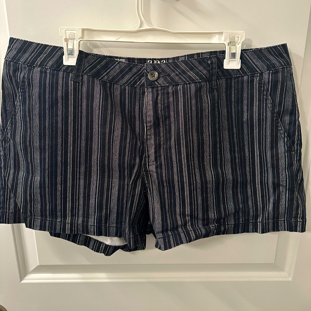 Mid-rise multicolor shorts